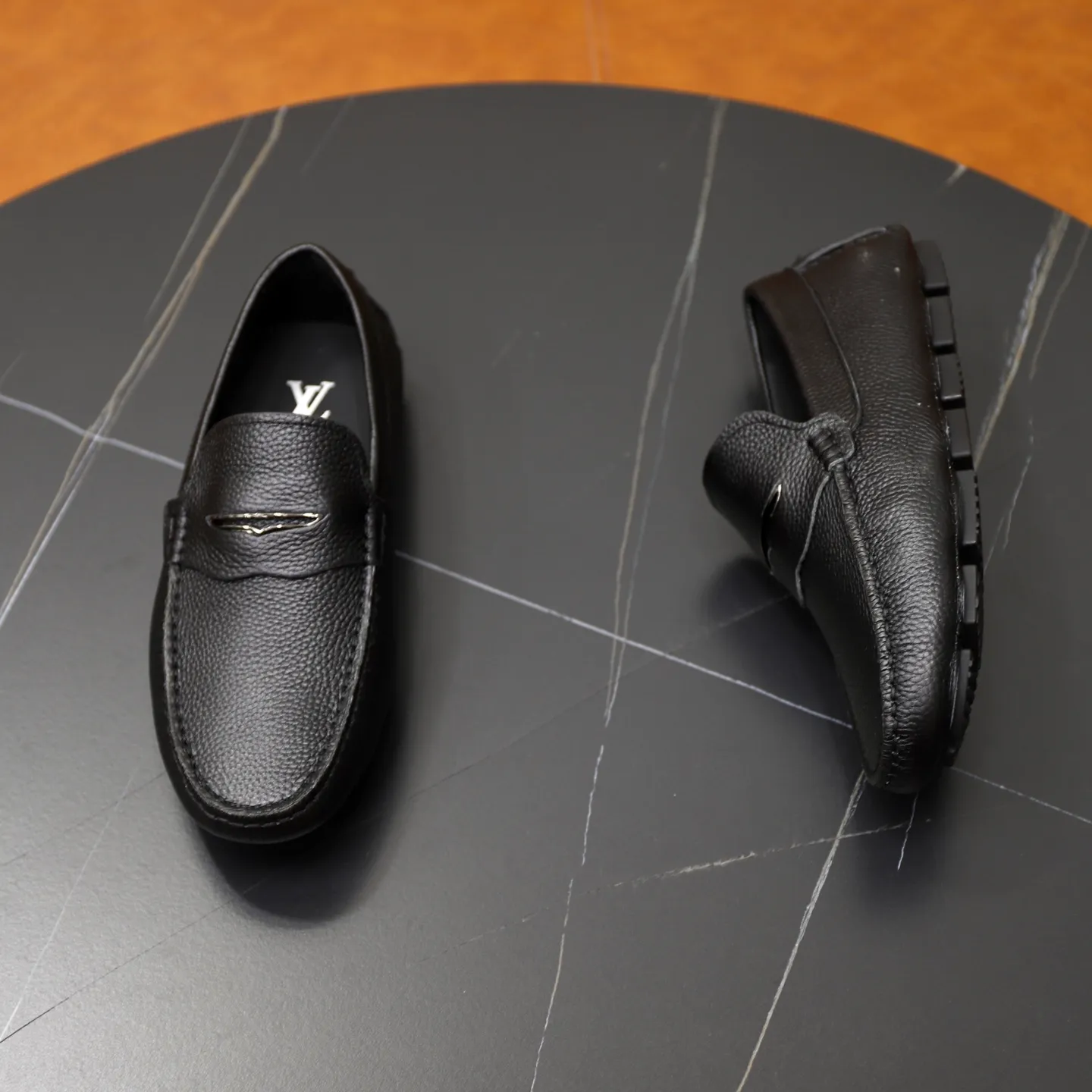 Ex-factory price: 480💰【LV】Louis Vuitton ⚠️High-end men’s driving and pedal series ⚠️38-44 (customized for 45) ⚠️All original cowhide leather! Thick and soft! Made entirely of calfskin lining! Rubber sheet anti-slip beanie sole! Three-dimensional package technology! Fashionable and classic! Handicrafts! Original high quality! Feel free to compare!